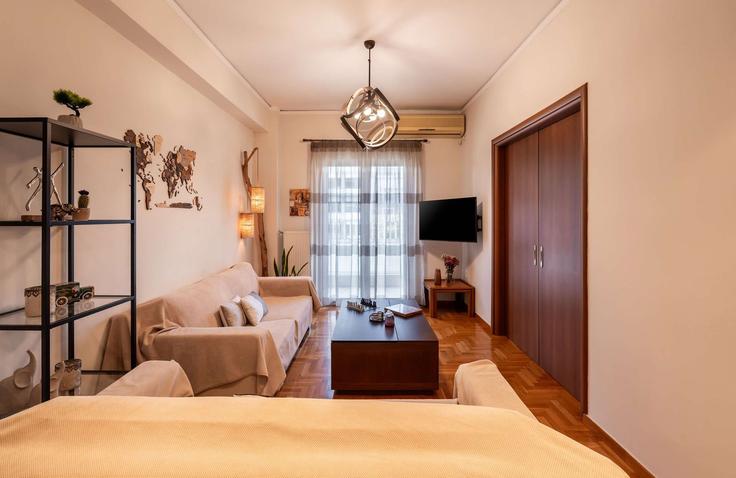 Elegante sala de estar con mobiliario moderno en un apartamento en Building Thiseos - dropebnb - 1505778 en South Athens, Athens