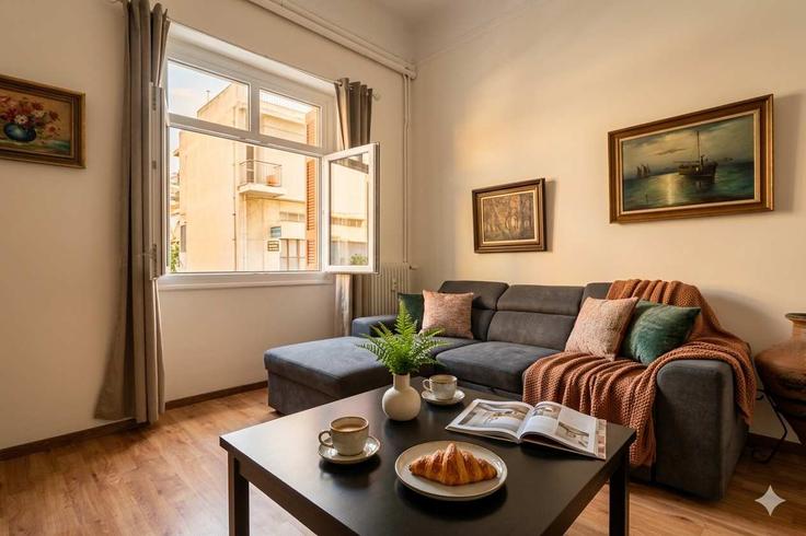 Salle de séjour élégante avec mobilier moderne dans un appartement à Building Lisimachias - dropebnb - 1036563 - ATH à Central Athens, Athens