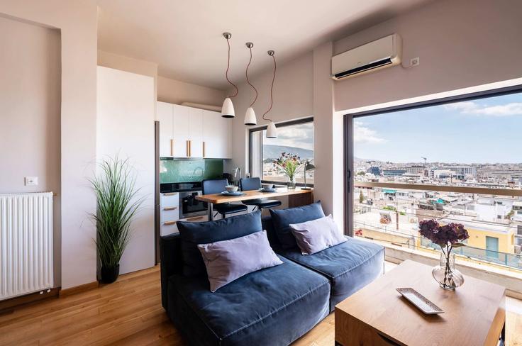 Sala de estar elegantemente projetada com móveis modernos em um apartamento no Building Panetoliou - dropebnb - 1584673 em Central Athens, Athens