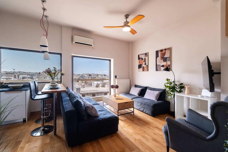 Building Panetoliou - dropebnb - 1584673 adresindeki bir dairede modern mobilyalarla zarif bir şekilde tasarlanmış oturma odası Central Athens, Athens Building Panetoliou - dropebnb - 1584673 adresindeki bir dairede modern mobilyalarla zarif bir şekilde tasarlanmış oturma odası Central Athens, Athens