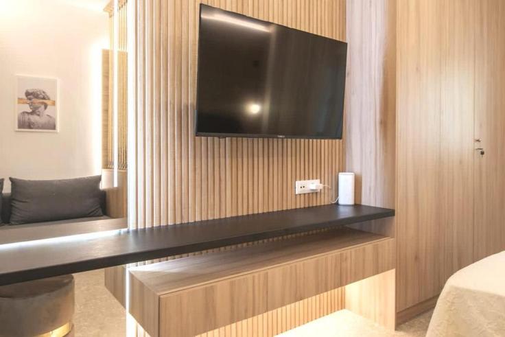 Sala de estar elegantemente projetada com móveis modernos em um apartamento no Building Politechneiou - dropebnb - 1589868 em Central Athens, Athens