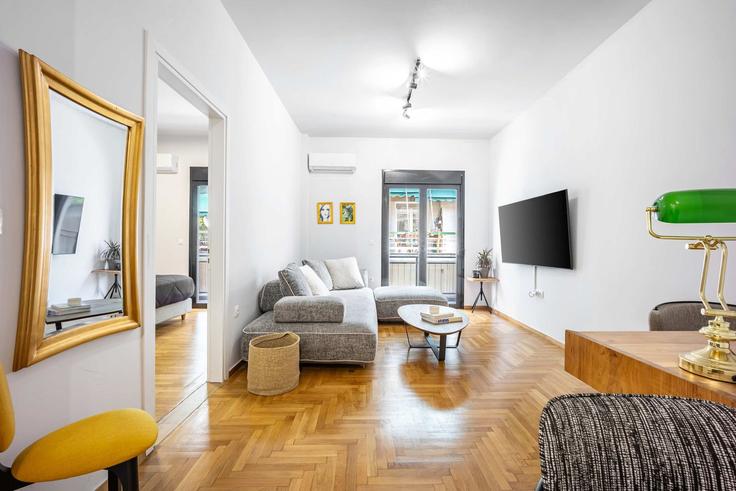 Elegant gestaltetes Wohnzimmer mit moderner Einrichtung in einer Wohnung im Building Mavromichali - dsad - 1610257 in Central Athens, Athens Elegant gestaltetes Wohnzimmer mit moderner Einrichtung in einer Wohnung im Building Mavromichali - dsad - 1610257 in Central Athens, Athens