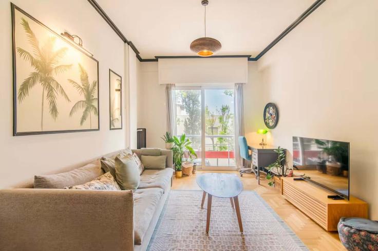 Elegante sala de estar con mobiliario moderno en un apartamento en Building Panagiotou Anagnostopoulou - dsad - 1610275 en Central Athens, Athens