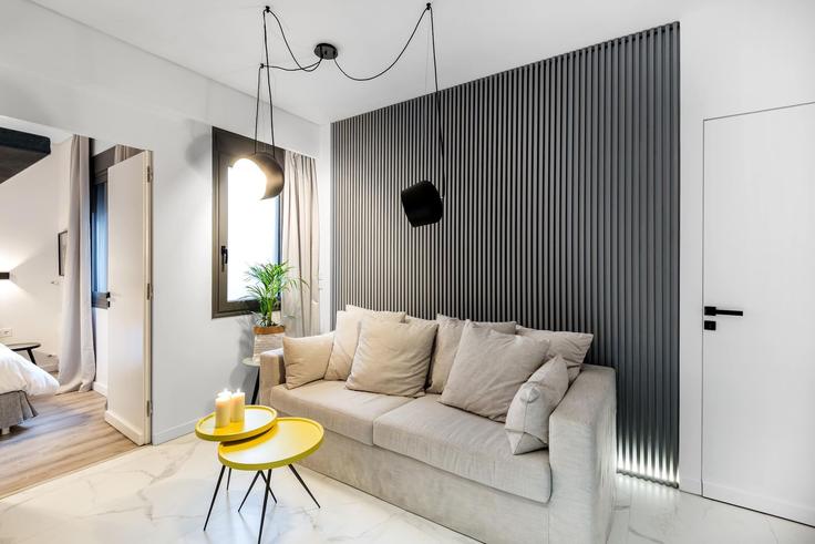 Elegant gestaltetes Wohnzimmer mit moderner Einrichtung in einer Wohnung im Building Romvis - dsad - 1610274 in Central Athens, Athens