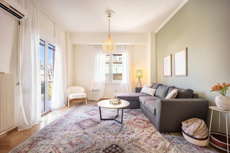 Sala de estar elegantemente projetada com móveis modernos em um apartamento no Building Dimitrakopoulou - dsad - 1610245 em Central Athens, Athens Sala de estar elegantemente projetada com móveis modernos em um apartamento no Building Dimitrakopoulou - dsad - 1610245 em Central Athens, Athens