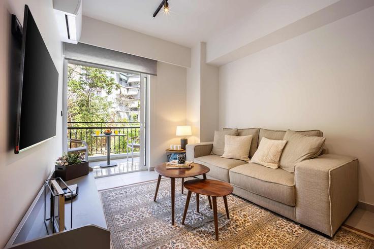 Elegante sala de estar con mobiliario moderno en un apartamento en Building Leoforos Vasileos Konstantinou - dsad - 1608665 en Central Athens, Athens