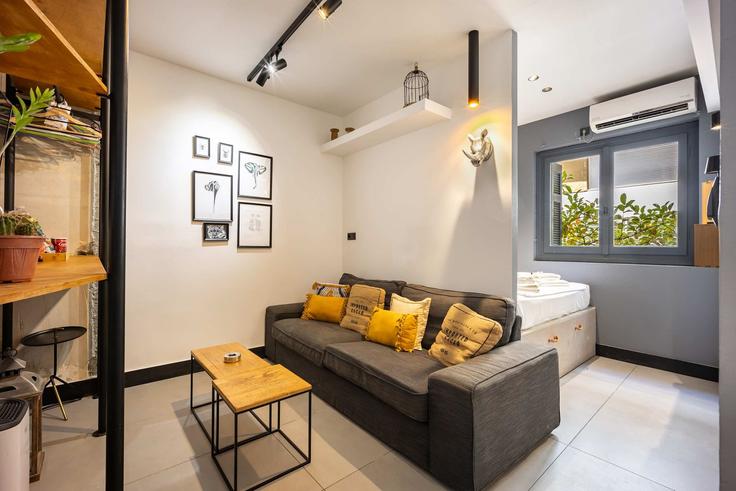 Elegante sala de estar con mobiliario moderno en un apartamento en Building Statha - dsad - 1610246 en Central Athens, Athens