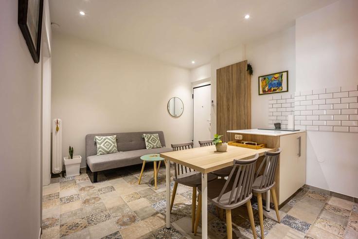 Elegant gestaltetes Wohnzimmer mit moderner Einrichtung in einer Wohnung im Building Aristoxenou - dsad - 1610219 in Central Athens, Athens