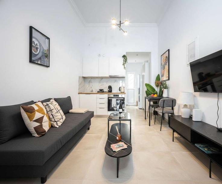 Elegant gestaltetes Wohnzimmer mit moderner Einrichtung in einer Wohnung im Building Ousakiou - dsad - 1610271 in Central Athens, Athens