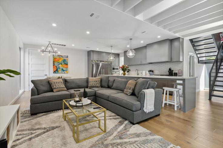 Dallas DallasのBuilding Roseland Avenue - dunyha - 1583910のアパートメントにある、モダンな家具を備えたエレガントなデザインのリビングルーム Dallas DallasのBuilding Roseland Avenue - dunyha - 1583910のアパートメントにある、モダンな家具を備えたエレガントなデザインのリビングルーム