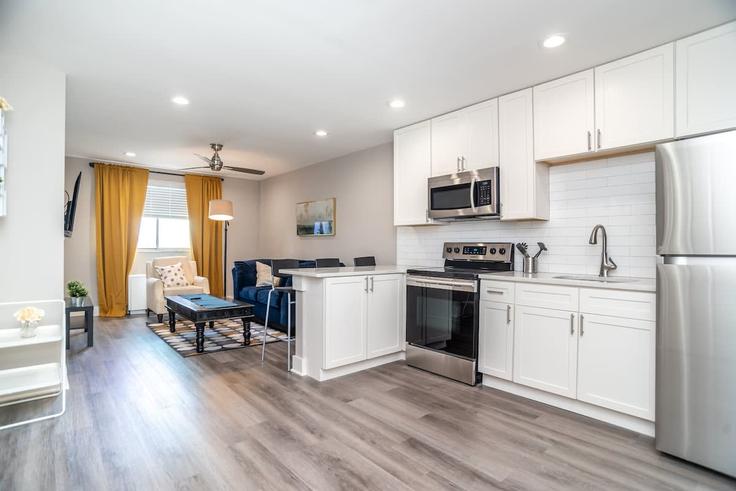 Atlanta, Atlanta에 위치한 Building Piedmont Avenue Northeast - duoduo-llc - 1299364 - ATL 아파트의 세련된 인테리어가 돋보이는 거실