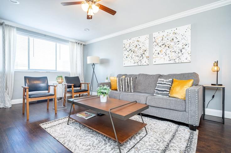 Sala de estar elegantemente projetada com móveis modernos em um apartamento no Building Piedmont Avenue Northeast - duoduo-llc - 1299365 - ATL em Atlanta, Atlanta