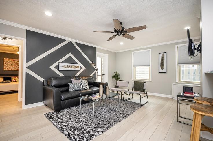 Elegante sala de estar con mobiliario moderno en un apartamento en Building West Peachtree Street Northwest - duoduo-llc - 1299392 - ATL en Atlanta, Atlanta