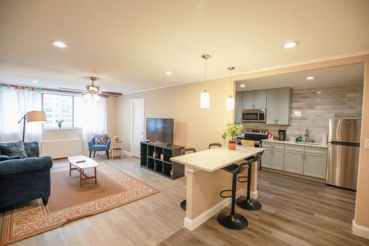 Elegante sala de estar con mobiliario moderno en un apartamento en Building Piedmont Avenue Northeast - duoduo-llc - 1299362 - ATL en Atlanta, Atlanta