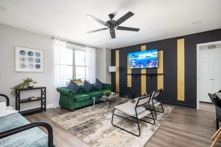 Elegante sala de estar con mobiliario moderno en un apartamento en Building West Peachtree Street Northwest - duoduo-llc - 1299377 - ATL en Atlanta, Atlanta