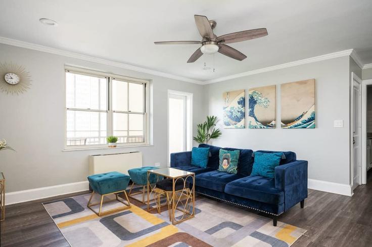 Elegant gestaltetes Wohnzimmer mit moderner Einrichtung in einer Wohnung im Building West Peachtree Street Northwest - duoduo-llc - 1299357 - ATL in Atlanta, Atlanta