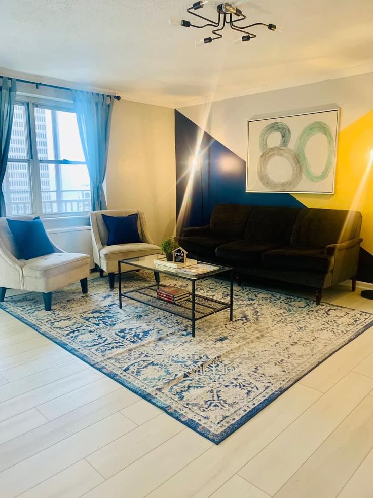 Elegante sala de estar con mobiliario moderno en un apartamento en Building West Peachtree Street Northwest - duoduo-llc - 1299355 - ATL en Atlanta, Atlanta