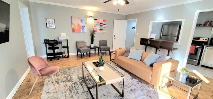 Atlanta, Atlanta에 위치한 Building West Peachtree Street Northwest - duoduo-llc - 1299424 - ATL 아파트의 세련된 인테리어가 돋보이는 거실