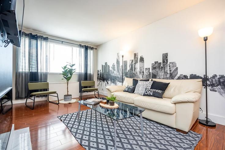 Sala de estar elegantemente projetada com móveis modernos em um apartamento no Building Piedmont Avenue Northeast - duoduo-llc - 1299388 - ATL em Atlanta, Atlanta