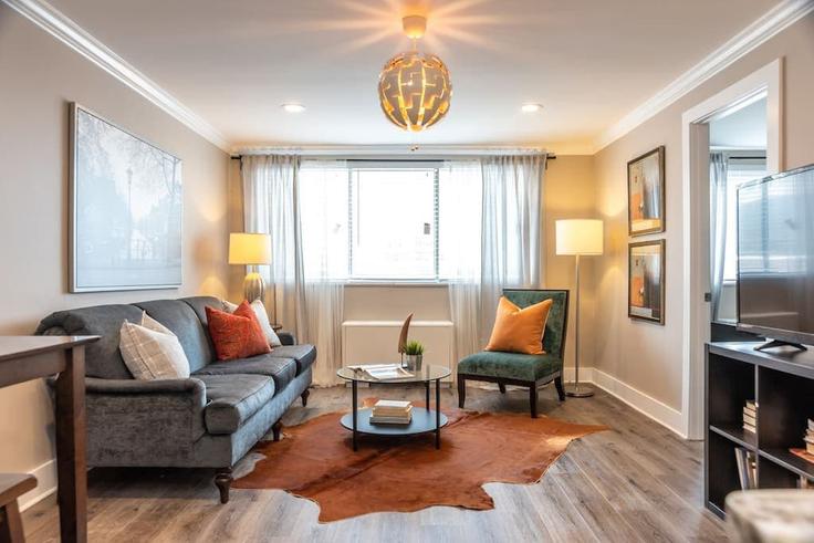 Sala de estar elegantemente projetada com móveis modernos em um apartamento no Building Piedmont Avenue Northeast - duoduo-llc - 1299383 - ATL em Atlanta, Atlanta