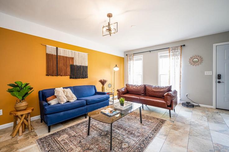 Sala de estar elegantemente projetada com móveis modernos em um apartamento no Building Sweet Pine Drive - duoduo-llc - 1299352 - ATL em Norcross, Norcross