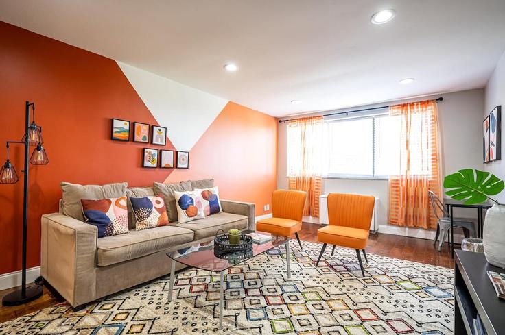 Elegante sala de estar con mobiliario moderno en un apartamento en Building Piedmont Avenue Northeast - duoduo-llc - 1299351 - ATL en Atlanta, Atlanta