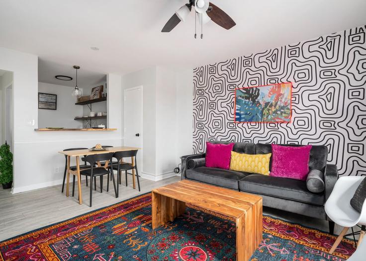 Elegante sala de estar con mobiliario moderno en un apartamento en Building Piedmont Avenue Northeast - duoduo-llc - 1299412 - ATL en Atlanta, Atlanta