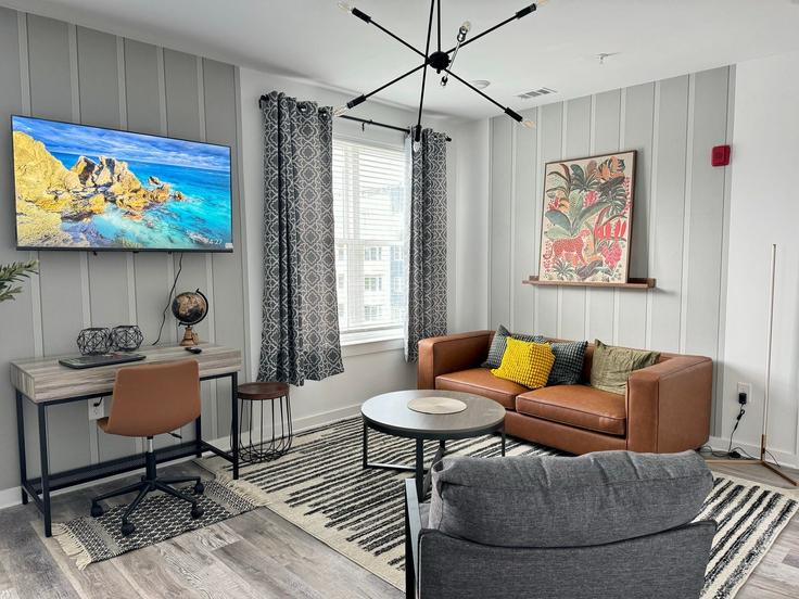 Salle de séjour élégante avec mobilier moderne dans un appartement à Building Boulevard Northeast - duoduo-llc - 1299401 - ATL à Atlanta, Atlanta