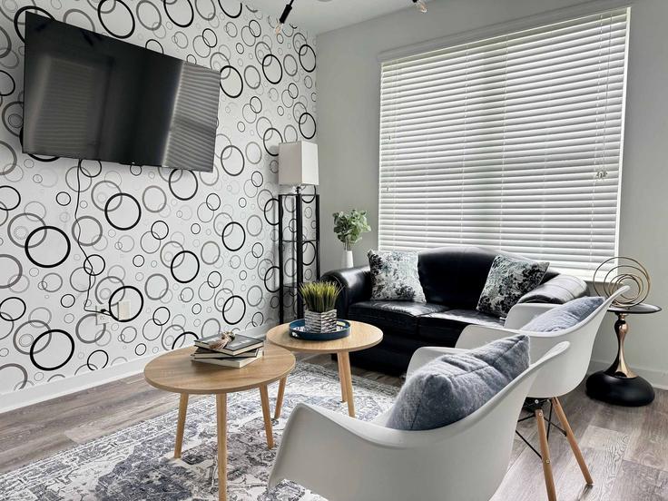 Elegant gestaltetes Wohnzimmer mit moderner Einrichtung in einer Wohnung im Building Parkway Drive Northeast - duoduo-llc - 1299418 - ATL in Atlanta, Atlanta