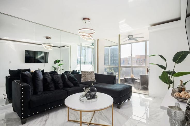 Sala de estar elegantemente projetada com móveis modernos em um apartamento no Building Piedmont Avenue Northeast - duoduo-llc - 1299406 - ATL em Atlanta, Atlanta