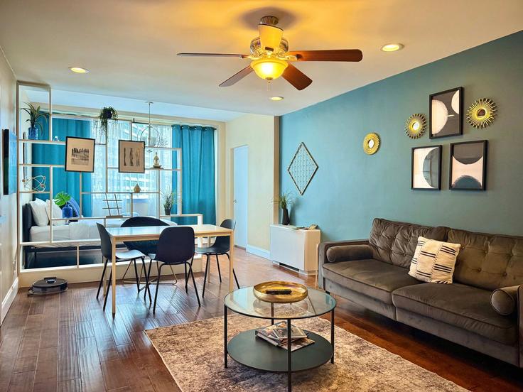 Elegante sala de estar con mobiliario moderno en un apartamento en Building Piedmont Avenue Northeast - duoduo-llc - 1299361 - ATL en Atlanta, Atlanta