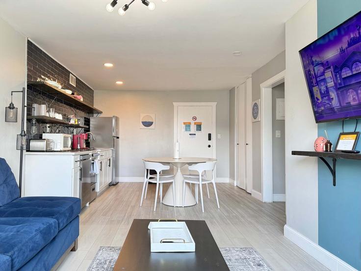 Salle de séjour élégante avec mobilier moderne dans un appartement à Building Piedmont Avenue Northeast - duoduo-llc - 1299350 - ATL à Atlanta, Atlanta