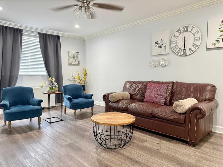 Atlanta AtlantaのBuilding Piedmont Avenue Northeast - duoduo-llc - 1299366 - ATLのアパートメントにある、モダンな家具を備えたエレガントなデザインのリビングルーム Atlanta AtlantaのBuilding Piedmont Avenue Northeast - duoduo-llc - 1299366 - ATLのアパートメントにある、モダンな家具を備えたエレガントなデザインのリビングルーム