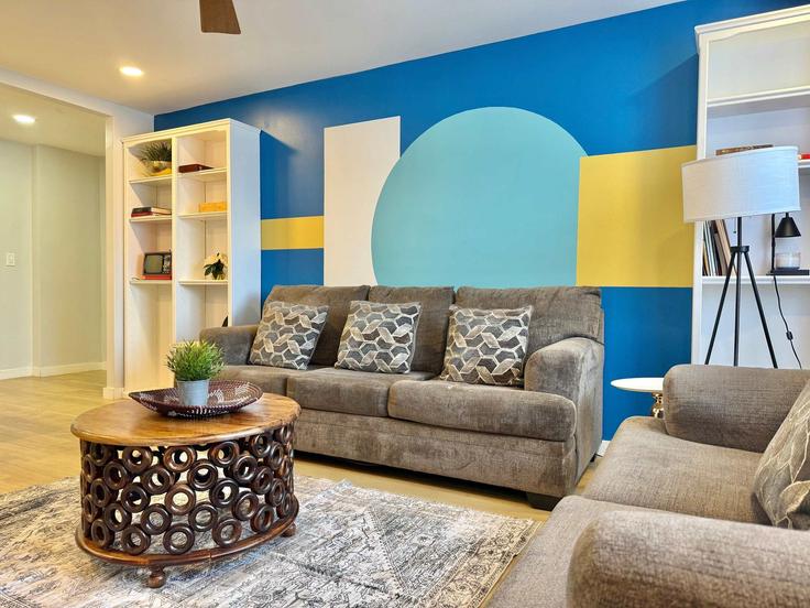 Elegante sala de estar con mobiliario moderno en un apartamento en Building Piedmont Avenue Northeast - duoduo-llc - 1299359 - ATL en Atlanta, Atlanta