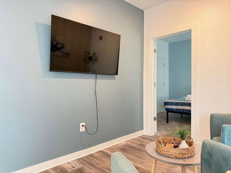 Elegant gestaltetes Wohnzimmer mit moderner Einrichtung in einer Wohnung im Building Boulevard Northeast - duoduo-llc - 1299415 - ATL in Atlanta, Atlanta