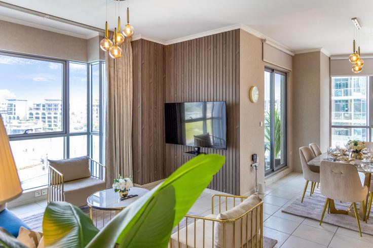Downtown Dubai, Dubai에 위치한 Building Tariaq Bedon Esm - durrani-holiday-homes-llc - 1294913 - DXB 아파트의 세련된 인테리어가 돋보이는 거실