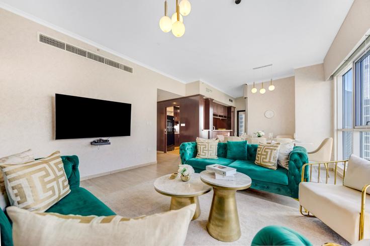 Elegant gestaltetes Wohnzimmer mit moderner Einrichtung in einer Wohnung im Building Tariaq Bedon Esm - durrani-holiday-homes-llc - 1294917 - DXB in Downtown Dubai, Dubai