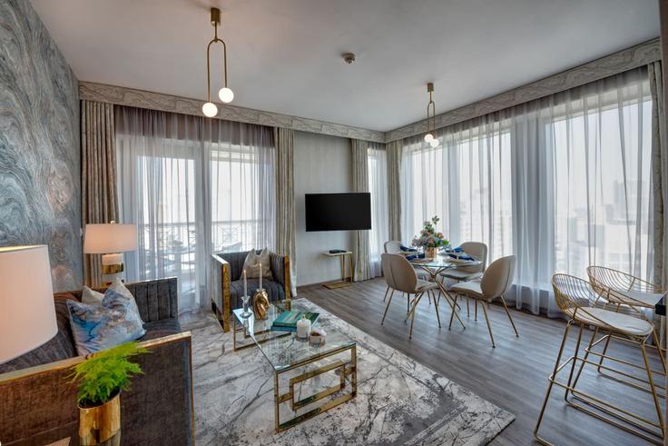 Elegant gestaltetes Wohnzimmer mit moderner Einrichtung in einer Wohnung im Building Tariaq Bedon Esm - durrani-holiday-homes-llc - 1294923 - DXB in Downtown Dubai, Dubai Elegant gestaltetes Wohnzimmer mit moderner Einrichtung in einer Wohnung im Building Tariaq Bedon Esm - durrani-holiday-homes-llc - 1294923 - DXB in Downtown Dubai, Dubai