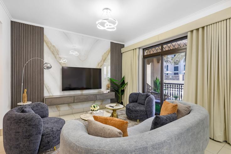 Downtown Dubai, Dubai에 위치한 Building Dubai Mall service road - durrani-holiday-homes-llc - 1294944 - DXB 아파트의 세련된 인테리어가 돋보이는 거실