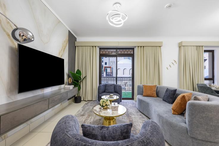 Downtown Dubai, Dubai에 위치한 Building Dubai Mall service road - durrani-holiday-homes-llc - 1294944 - DXB 아파트의 세련된 인테리어가 돋보이는 거실 Downtown Dubai, Dubai에 위치한 Building Dubai Mall service road - durrani-holiday-homes-llc - 1294944 - DXB 아파트의 세련된 인테리어가 돋보이는 거실
