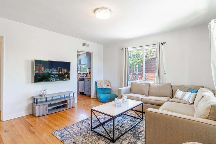 Reno RenoのBuilding Stewart Street - duvoire - 1531659のアパートメントにある、モダンな家具を備えたエレガントなデザインのリビングルーム Reno RenoのBuilding Stewart Street - duvoire - 1531659のアパートメントにある、モダンな家具を備えたエレガントなデザインのリビングルーム