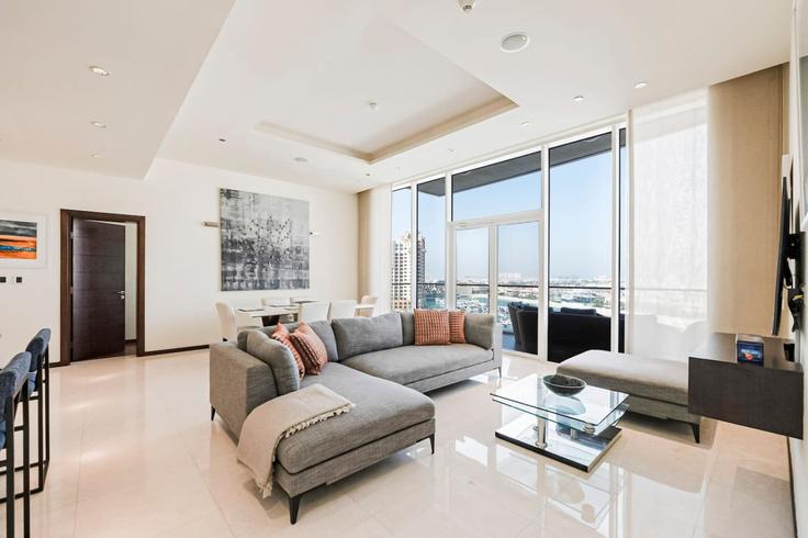 Sala de estar elegantemente projetada com móveis modernos em um apartamento no Building Tariaq Bedon Esm - dvh-holiday-homes-llc - 1312077 - DXB em The Palm Jumeirah, Dubai