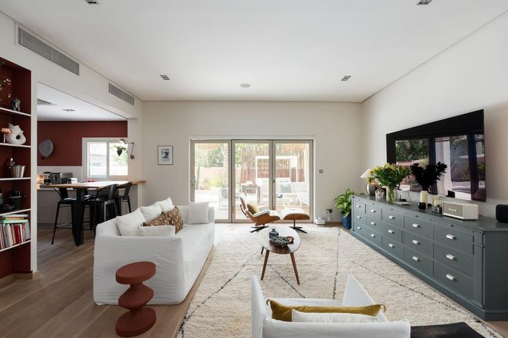 Building First Al Khail Street - dvh-holiday-homes-llc - 1312080 - DXB adresindeki bir dairede modern mobilyalarla zarif bir şekilde tasarlanmış oturma odası Emirates Hills, Dubai