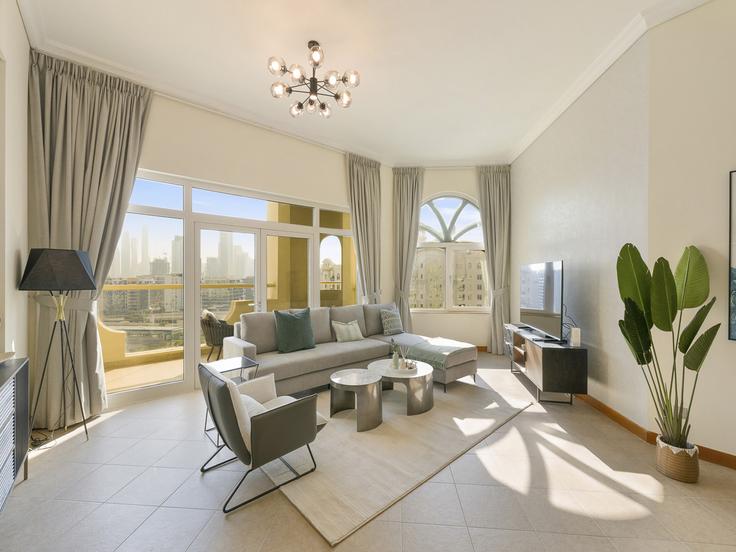 Salle de séjour élégante avec mobilier moderne dans un appartement à Building Palm Jumeirah Rd - dvh-holiday-homes-llc - 1312091 - DXB à The Palm Jumeirah, Dubai Salle de séjour élégante avec mobilier moderne dans un appartement à Building Palm Jumeirah Rd - dvh-holiday-homes-llc - 1312091 - DXB à The Palm Jumeirah, Dubai