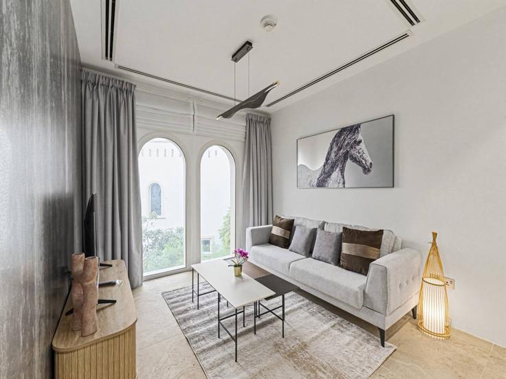 Me'aisem First, Dubai에 위치한 Building Tariaq Bedon Esm - dvh-holiday-homes-llc - 1347629 유닛의 세련된 인테리어가 돋보이는 거실