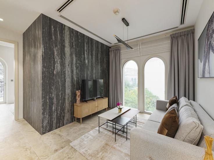 Building Tariaq Bedon Esm - dvh-holiday-homes-llc - 1347629 adresindeki bir dairede modern mobilyalarla zarif bir şekilde tasarlanmış oturma odası Me'aisem First, Dubai