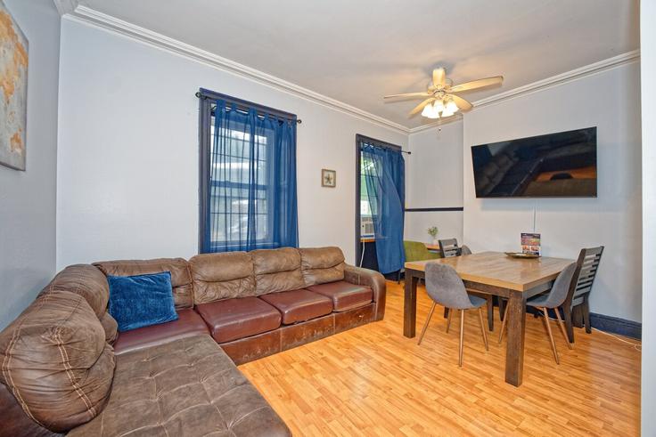 Albany, Albany에 위치한 Building Madison Avenue - earlbnb - 1501078 유닛의 세련된 인테리어가 돋보이는 거실