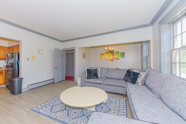 Sala de estar elegantemente projetada com móveis modernos em um apartamento no Building Green Street - earlbnb - 1501071 em Albany, Albany Sala de estar elegantemente projetada com móveis modernos em um apartamento no Building Green Street - earlbnb - 1501071 em Albany, Albany