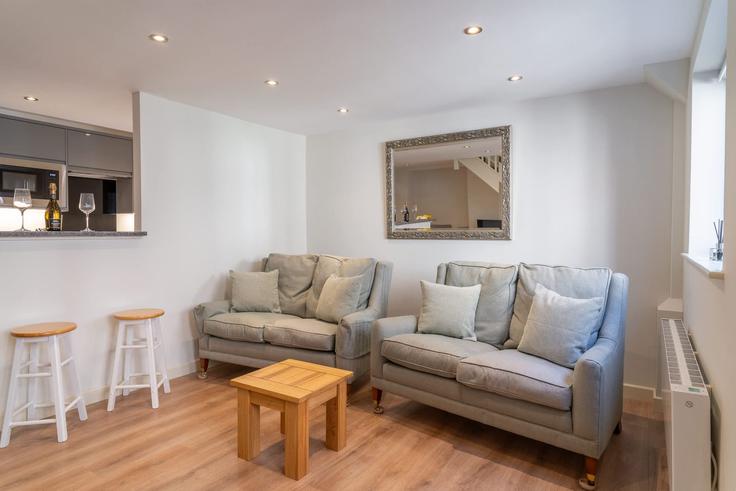 Sala de estar elegantemente projetada com móveis modernos em um apartamento no Building Goodramgate - easilets - 1342421 em York, York