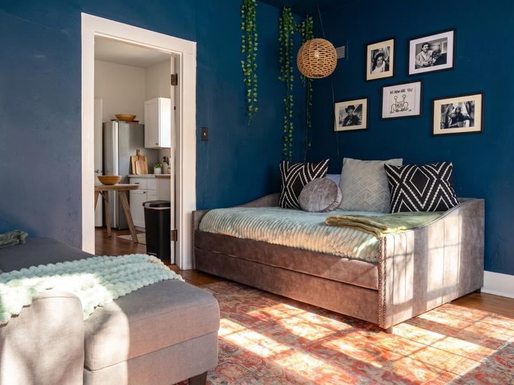 Building Willow Street - east-austin-stays - 1579526 adresindeki bir dairede modern mobilyalarla zarif bir şekilde tasarlanmış oturma odası Austin, Austin